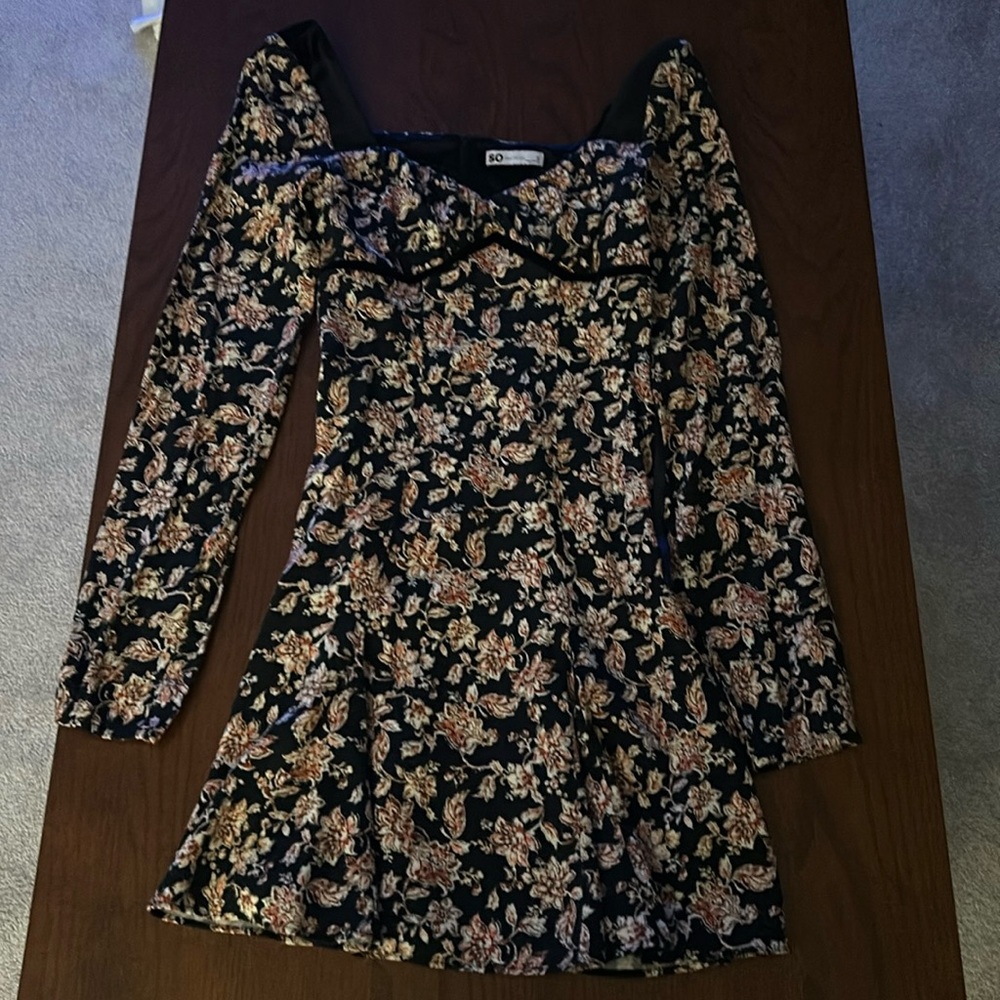 Junior flower mini dress, long sleeve, sweetheart neckline with tie in the back